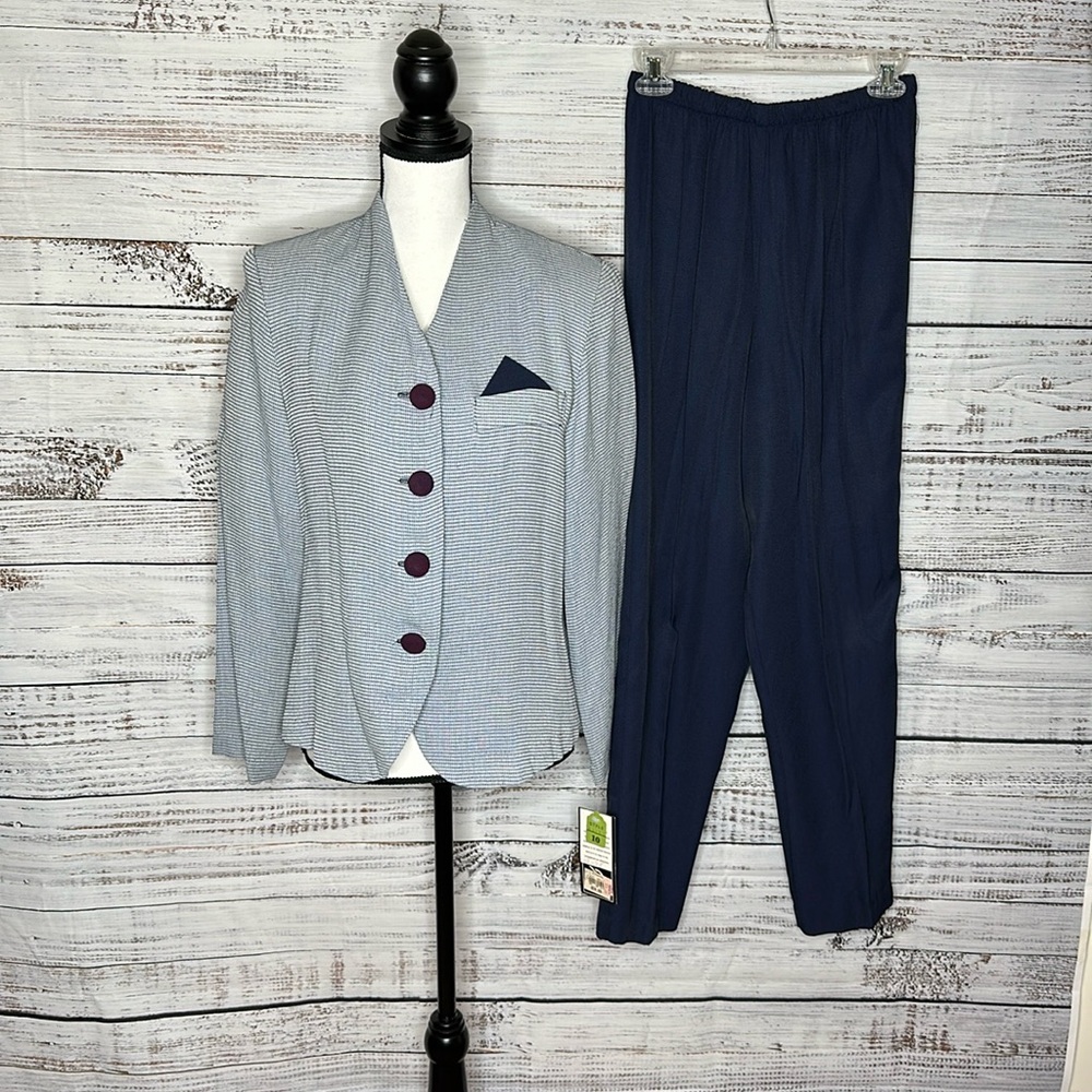 Women's Dress Pant Suit in Navy Blue and Cream NWT size 10P